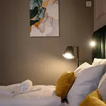 Chloe 4*